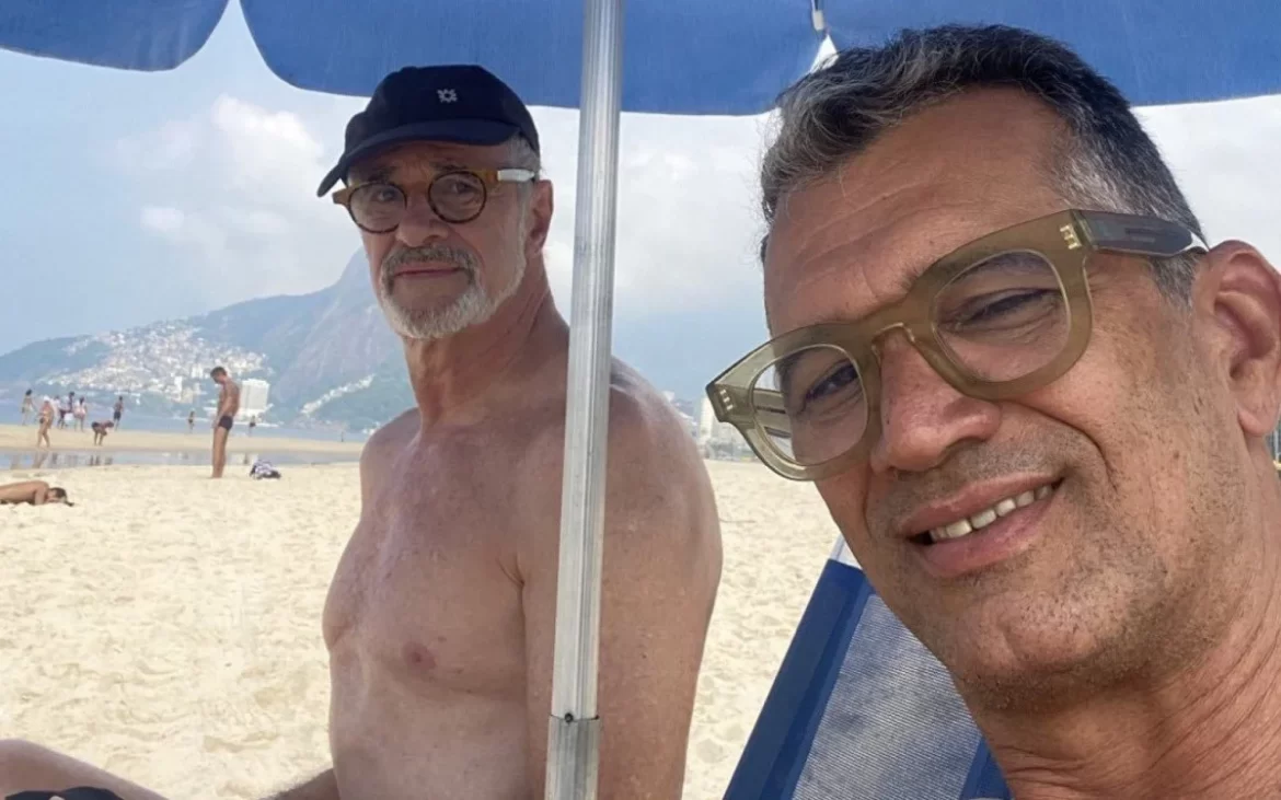 Marcos Caruso curte dia de praia com o namorado