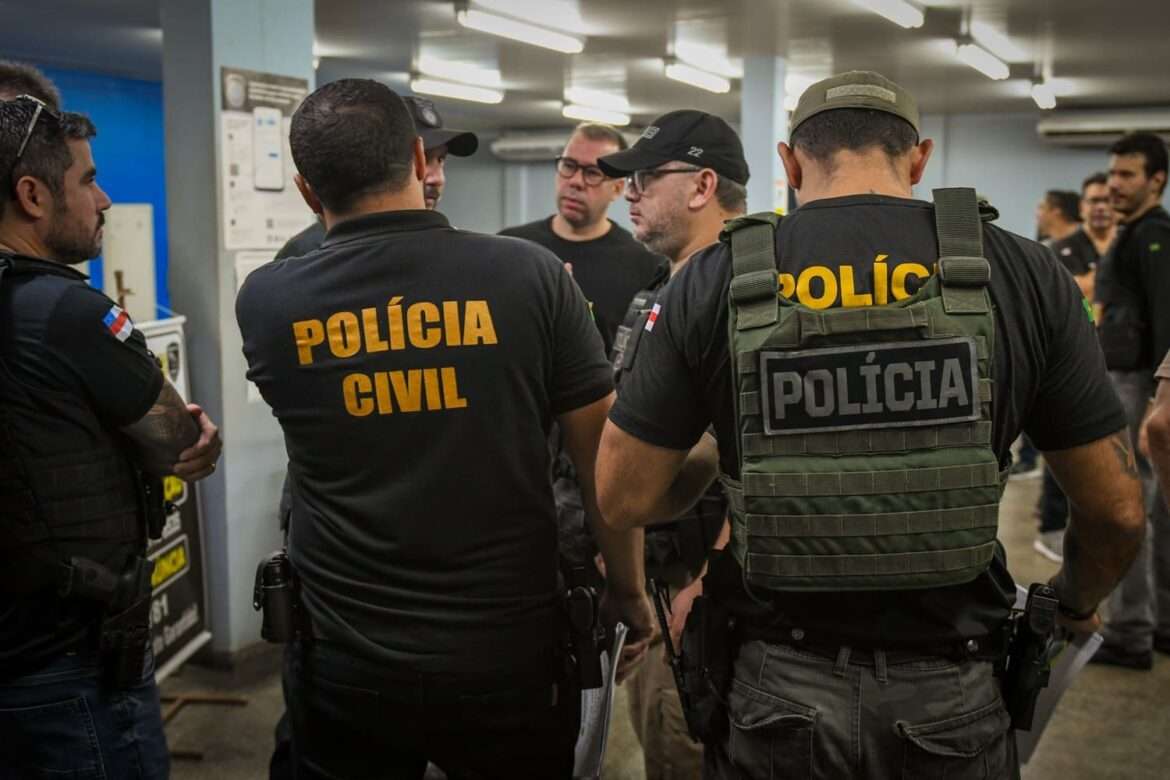 As operações tiveram como intuito o combate ao tráfico de drogas e a cumprimento de mandados de prisão e de busca e apreensão.