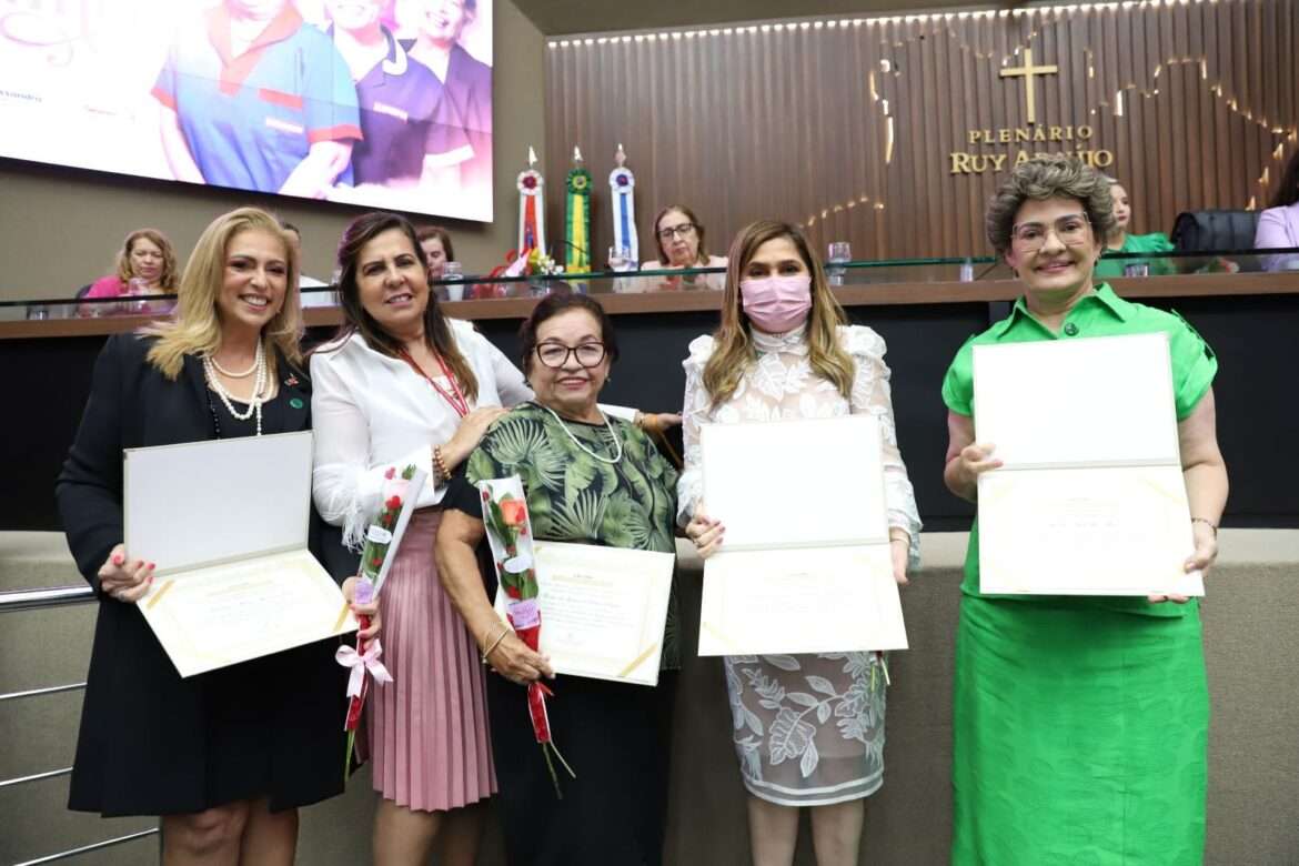 Secretária de Educação Municipal recebe Diploma Mulher Cidadã Amazonense