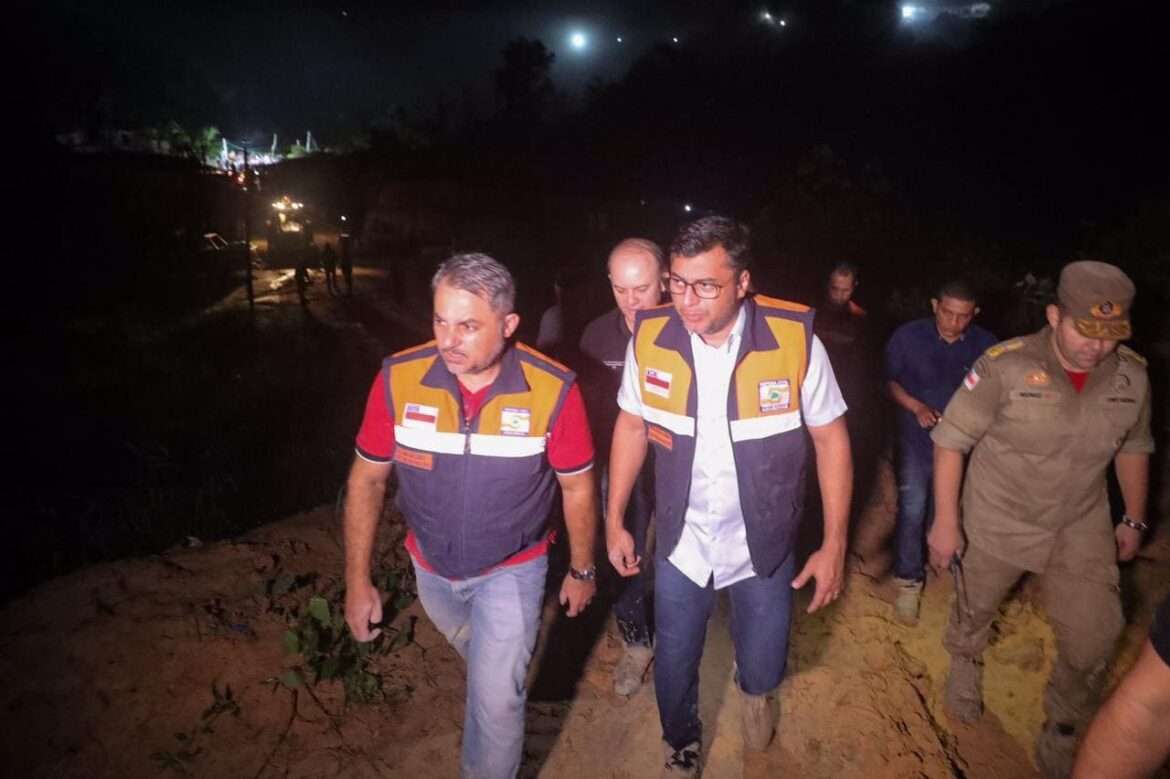Governador Wilson Lima acompanha trabalho de resgate após deslizamento no Jorge Teixeira