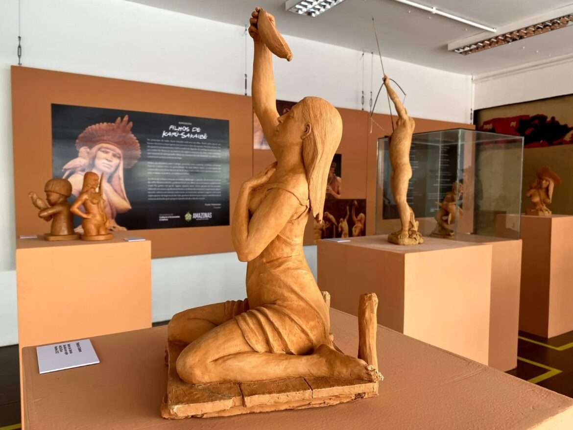 Artistas apresentam técnicas de desenho e esculturas em exposição no Liceu de Parintins