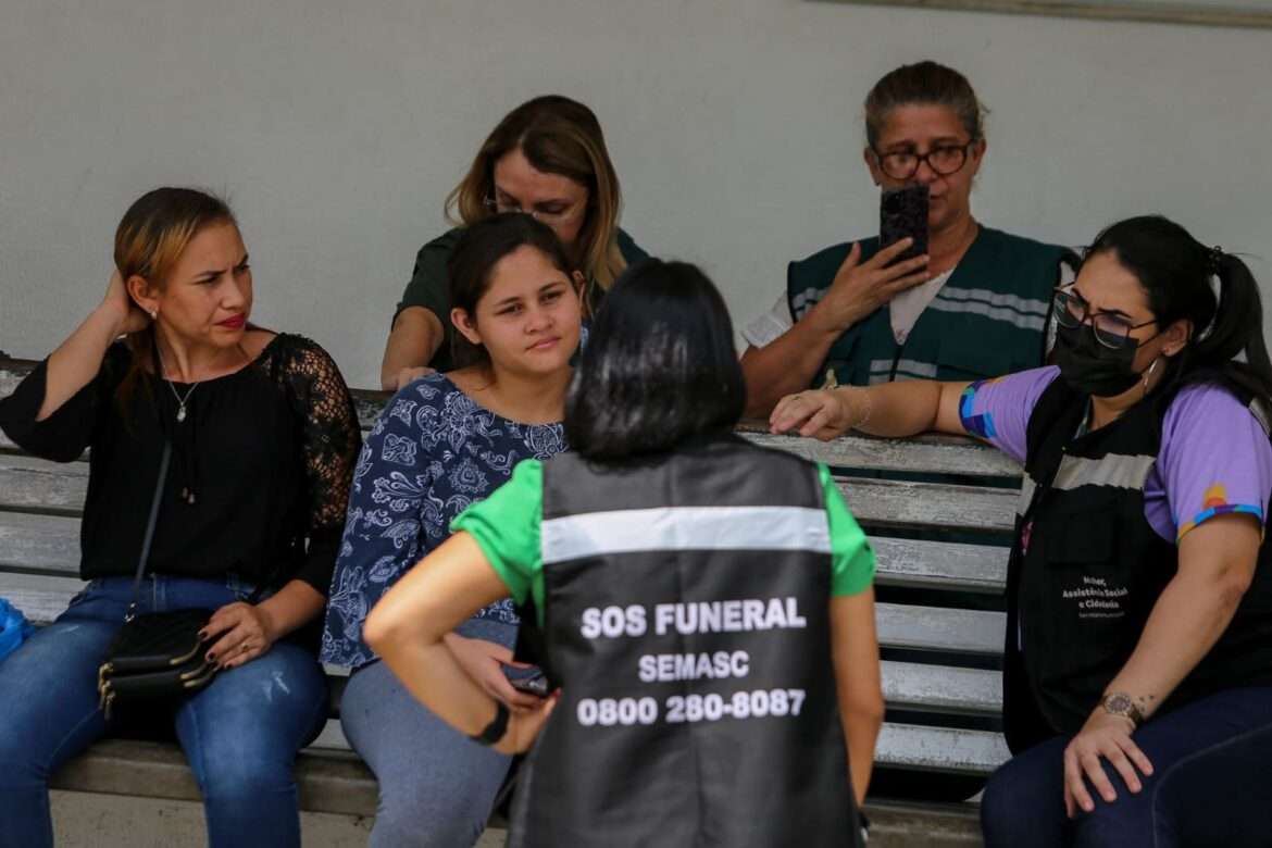 Vítimas fatais de deslizamento no Jorge Teixeira são atendidas pelo SOS Funeral da prefeitura