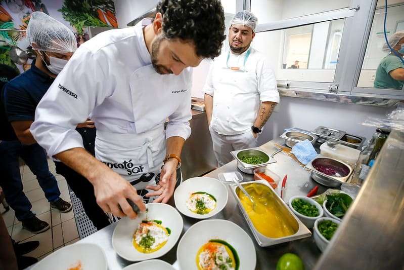 Governo do Amazonas recebe lançamento do projeto GastrOpy com palestra do chef de cozinha Rodrigo Oliveira