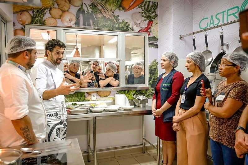 Governo do Amazonas recebe lançamento do projeto GastrOpy com palestra do chef de cozinha Rodrigo Oliveira