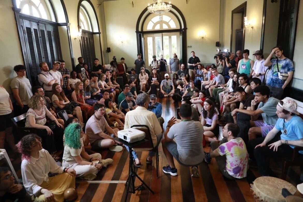 Músicos americanos se encantam com sons amazônicos em oficina no Centro Cultural Palácio Rio Negro