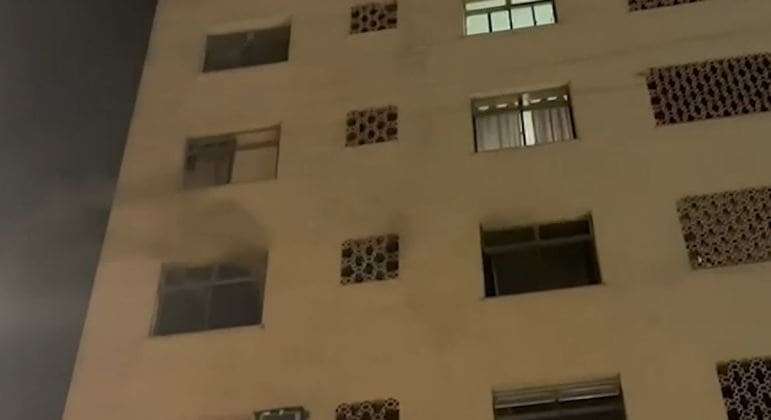 Homem morre após agredir mãe, esfaquear pai, incendiar colchão e se jogar de janela em Niterói (RJ)