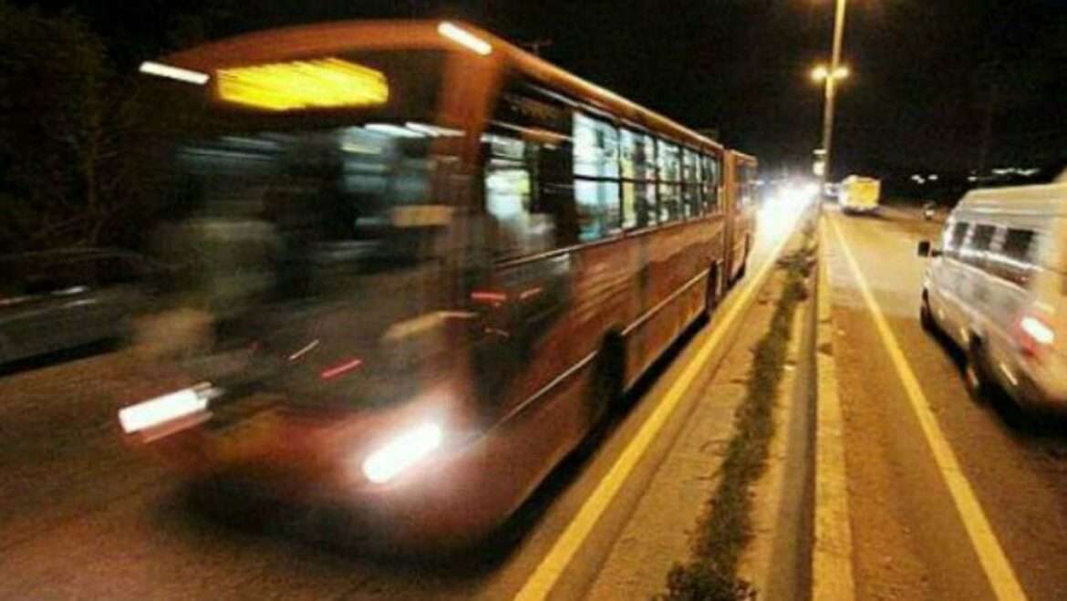 Passageiros são espancados durante assalto a ônibus