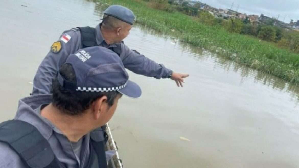 Corpo aparece boiando com pés e mãos amarrados dentro de igarapé