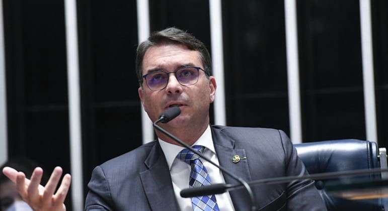 Flávio divulga data do retorno de Bolsonaro ao Brasil, mas volta atrás e diz que não há confirmação