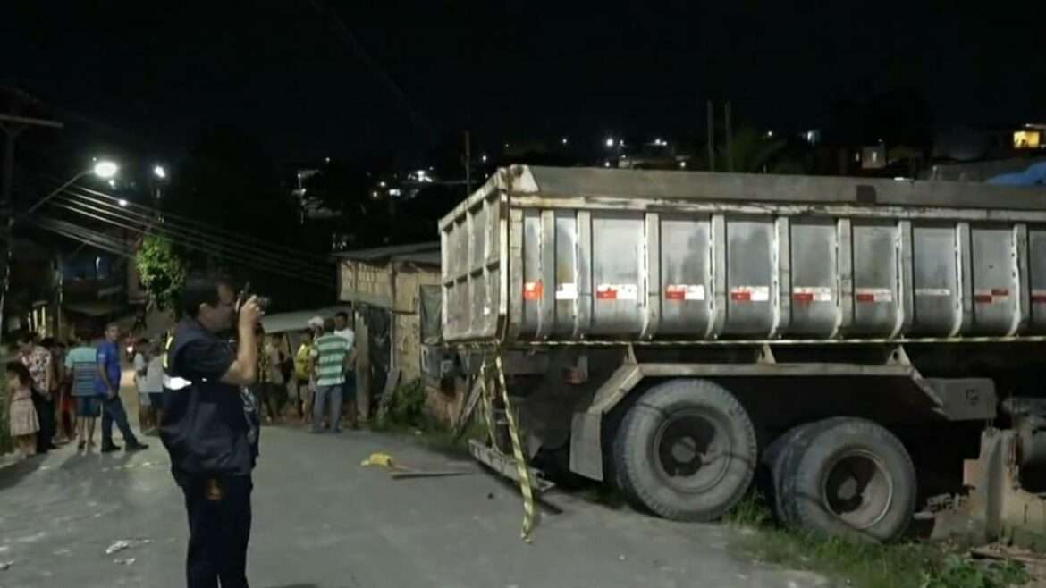 Ajudante de caminhão que bateu em casa no cidade de Deus morre no hospital