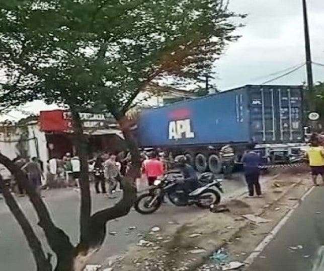 carreta desgovernada atinge carros e invade drogaria em Manaus