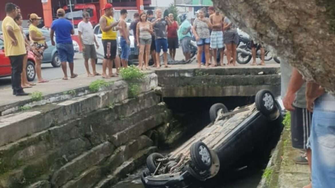 Carro cai em igarapé depois de colisão na zona centro -Oeste