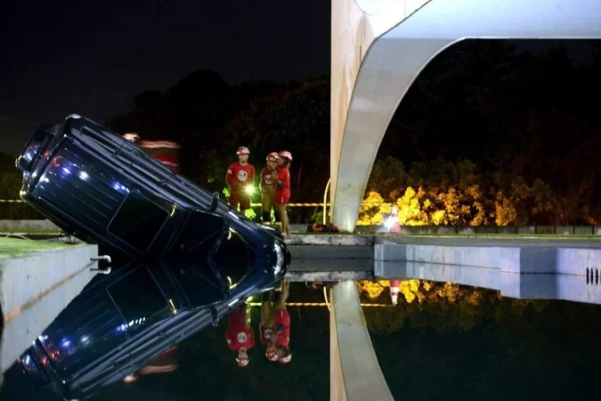 Motorista se confunde e carro cai em espelho d’água no Palácio do Planalto