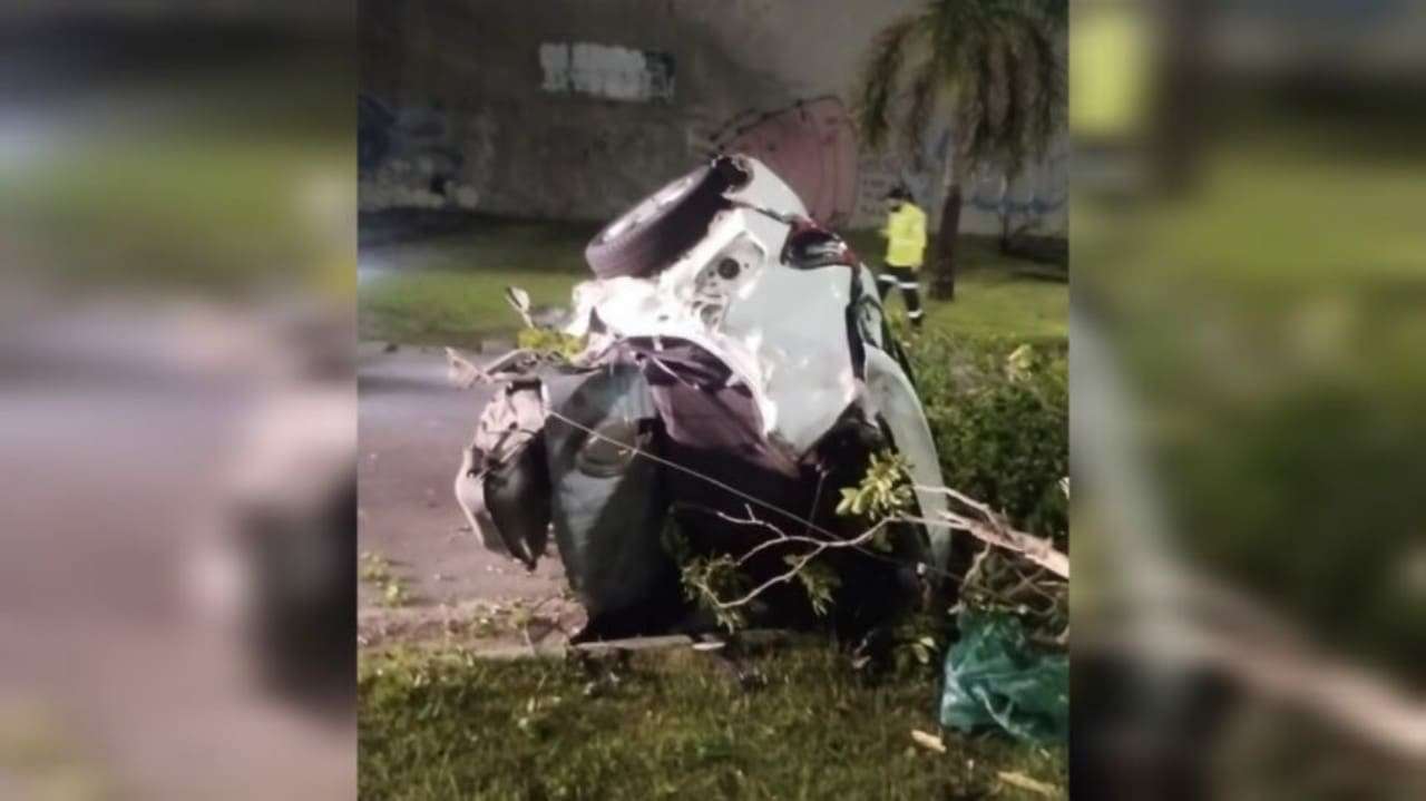 Jovem saem ilesos após acidente gravíssimo partir carro ao meio