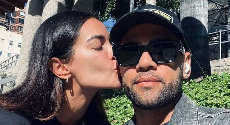 Preso e divorciado, Daniel Alves está nervoso e sem comer há dias, afirma programa espanhol