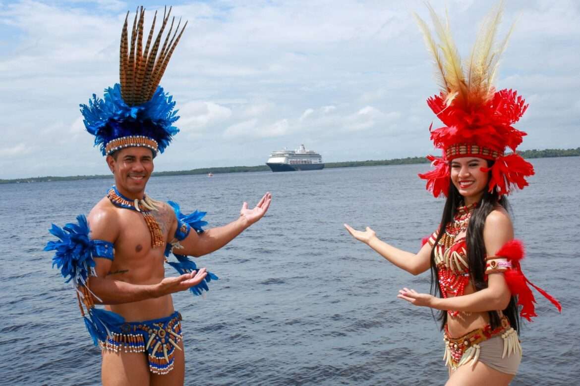Navio ‘Volendam’ chega a Manaus com mais de 2 mil turistas