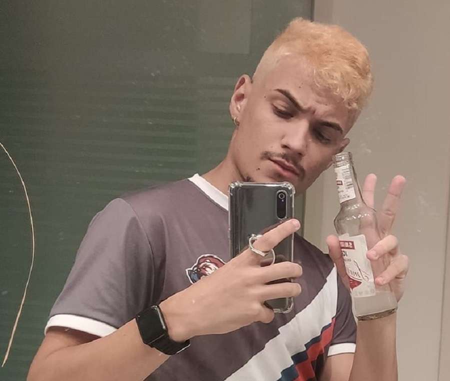 Gamer viciado em refrigerante desenvolve osteoporose aos 21 anos