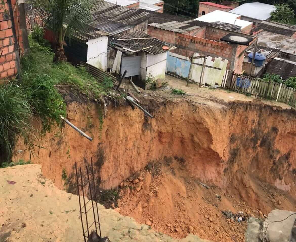 Familias deixam suas casas após deslizamento de terra, no Monte das Oliveiras
