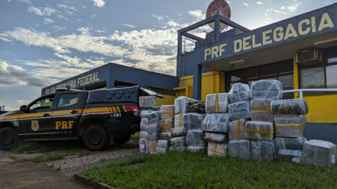 PRF aprende uma tonelada de maconha em caminhão