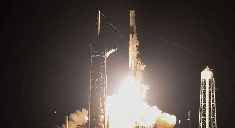 Foguete da SpaceX, do bilionário Elon Musk, decola para missão na Estação Espacial Internacional