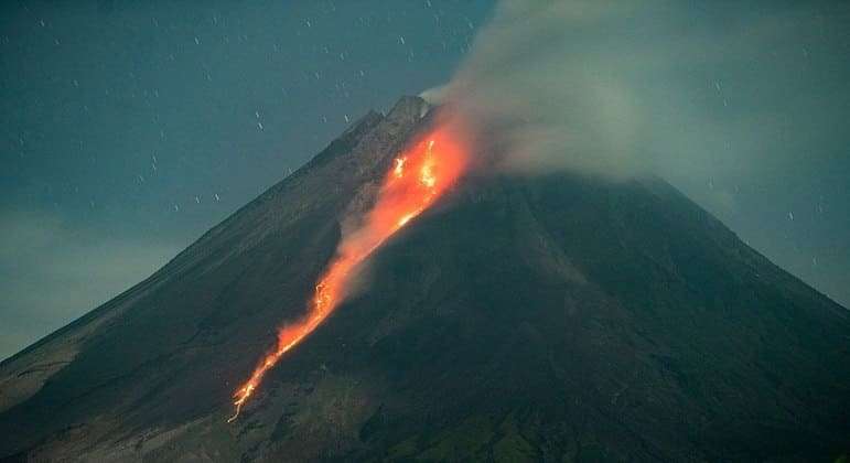 Vulcão Merapi volta a entrar em erupção na Indonésia e joga cinzas a mais de 3.000 m de altura