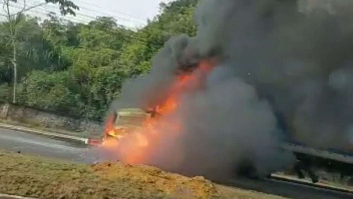 Carreta pega fogo e deixa trânsito quilométrico na avenida do turismo