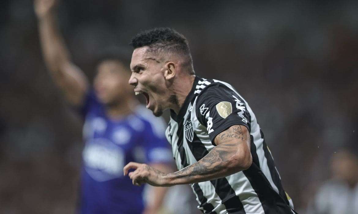 Paulinho decide e Atlético-MG chega à fase de grupos da Libertadores