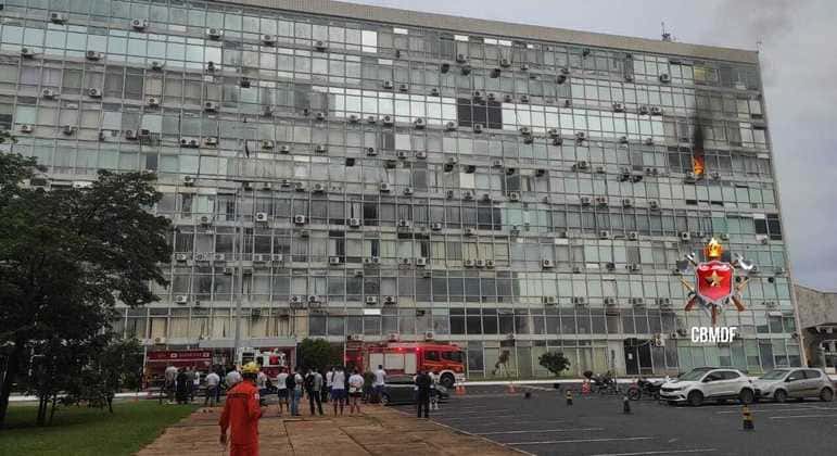 Incêndio atinge sexto andar do prédio do Ministério da Marinha
