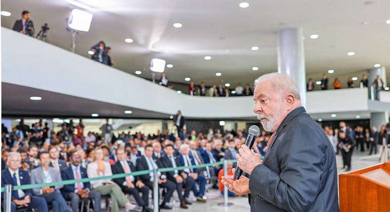 Lula estreita relação com sindicatos em reuniões e chama fim do imposto sindical de 'crime'