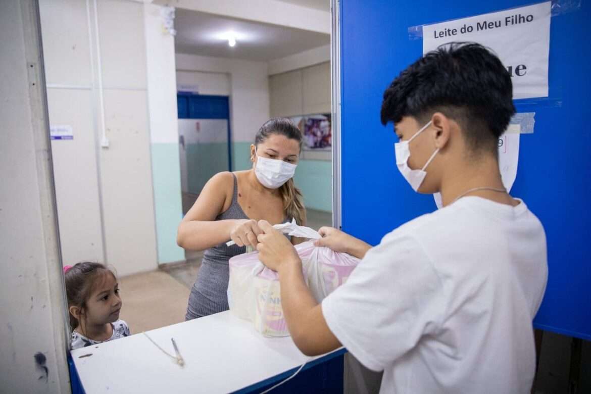 Beneficiários com iniciais L, M e N devem buscar o ‘Leite do Meu Filho’ nesta quarta e quinta-feira