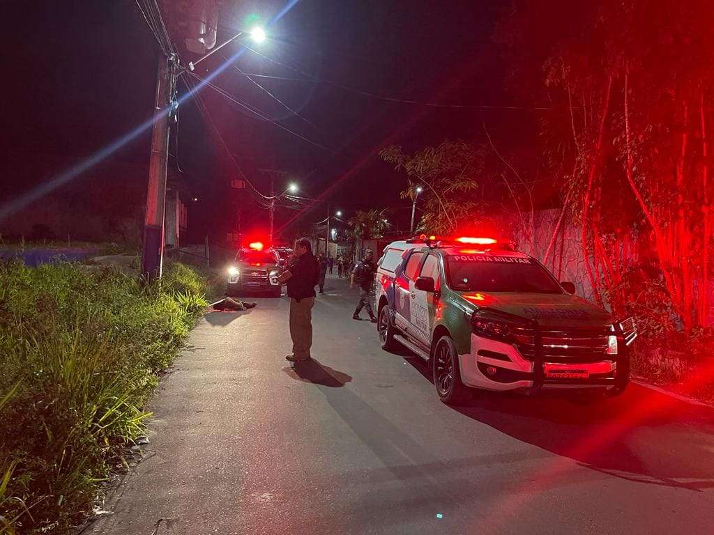 Jovem é morto a tiros no meio da rua em comunidade