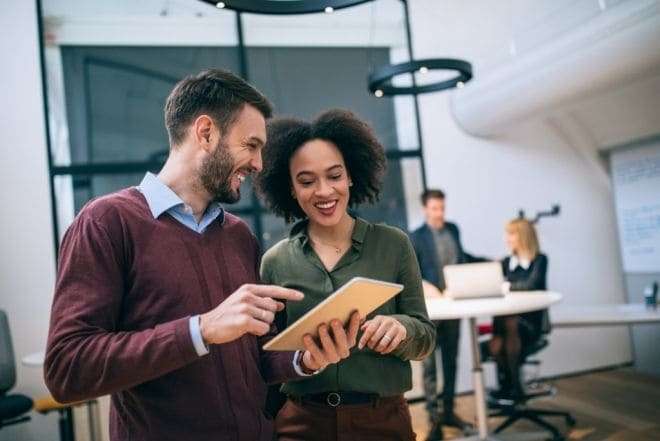 Pesquisas apontam que mulheres continuam ganhando menos que homens no Brasil