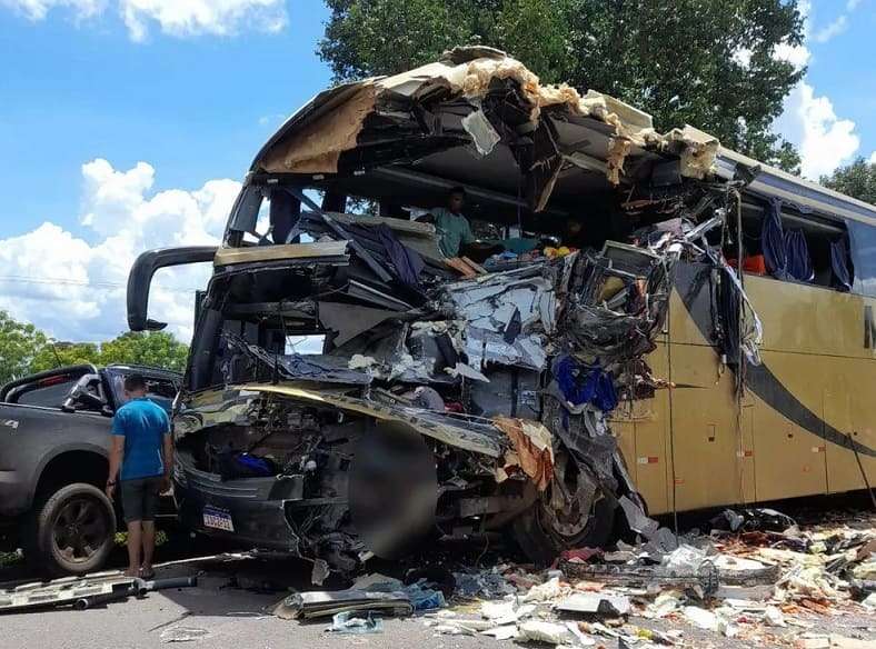 Sete pessoas morrem em acidente entre carreta e ônibus na BR-174 em MT