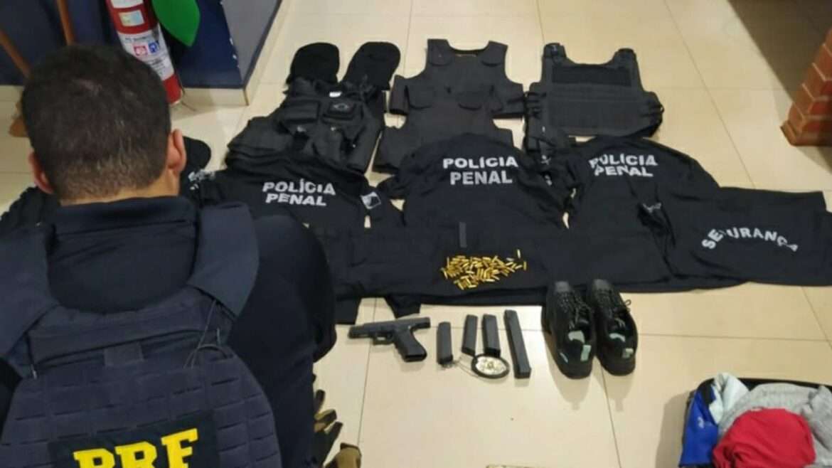 PRF aprende pistola munições coletes e uniformes da policia penal do Paraná