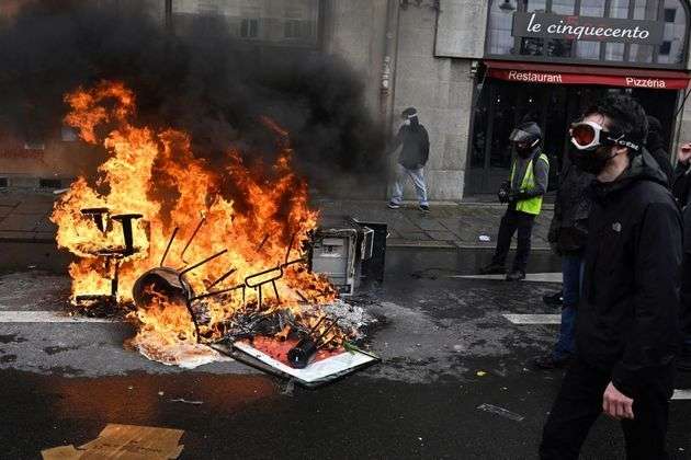 Franceses jogam granadas e põem fogo nas ruas em protesto contra reforma da previdência de Macron