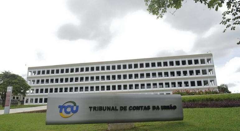 TCU decide que armas dadas a Bolsonaro devem ser entregues na PF, e joias, na Caixa Econômica
