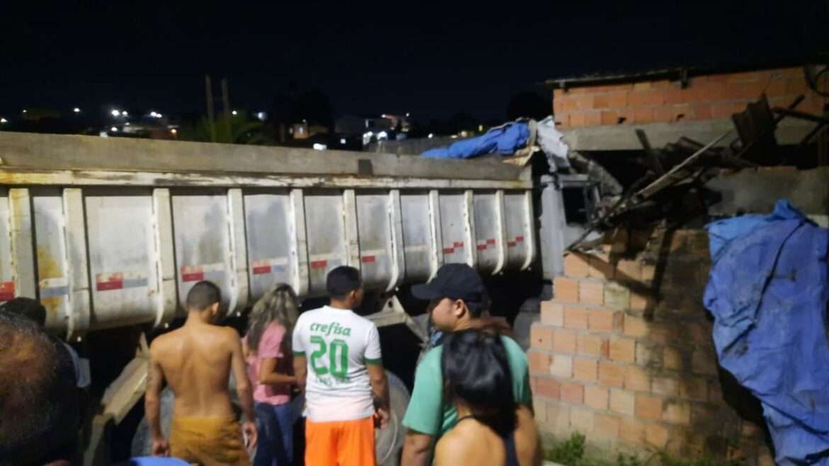 Caminhão perde controle em ladeira e invade casa no Cidade de Deus