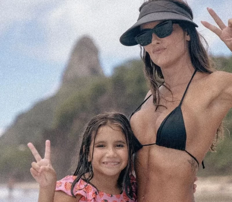 Deborah Secco usa biquíni fininho em dia de praia com a filha