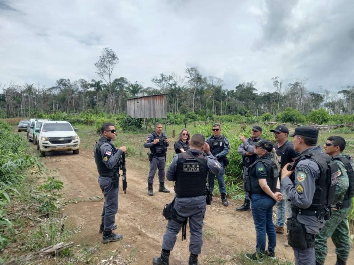Polícia faz buscas em residências de homem investigado por homicídio e ameaças a moradores, em Humaitá