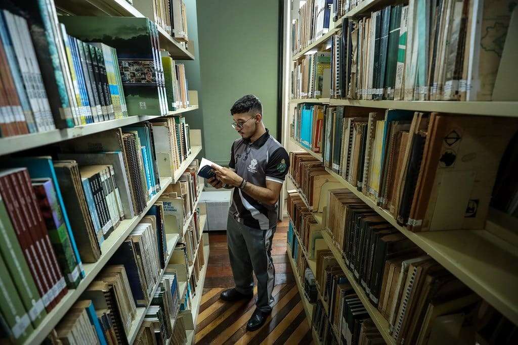 Alunos da rede pública buscam conhecimento e conforto na Biblioteca Pública do Amazonas