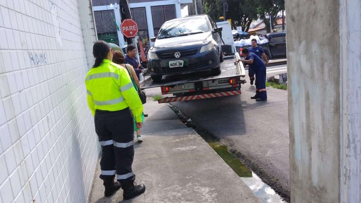 Prefeitura de Manaus fiscaliza estacionamento irregular no Parque 10 e autua 42 motoristas