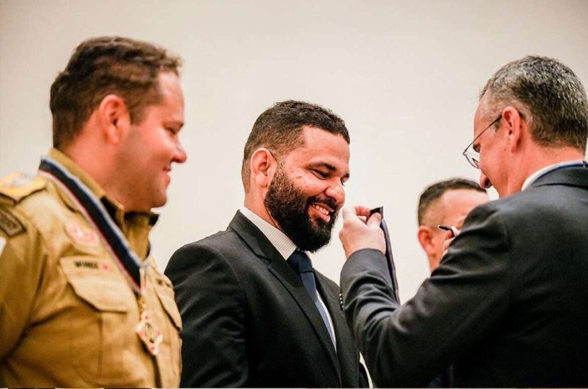 Homenagem: Presidente da AADESAM Erick Hudson recebe Medalha de Honra ao Mérito pelos serviços prestados em prol da Administração Penitenciária do Estado do Amazonas