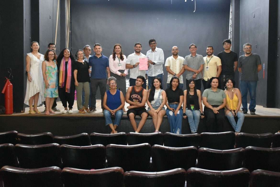 UEA recebe as chaves do teatro Américo Alvarez