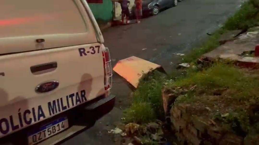 Homem é morto e assassinos deixam o corpo no meio da rua