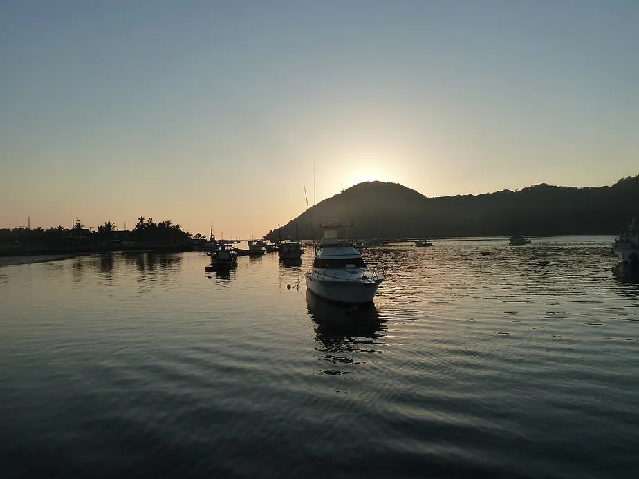 Onda forte vira barco em Bertioga (SP) e deixa uma pessoa morta e outras desaparecidas