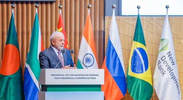 Em oposição aos EUA, Lula critica dólar e defende moeda comum entre países do Brics