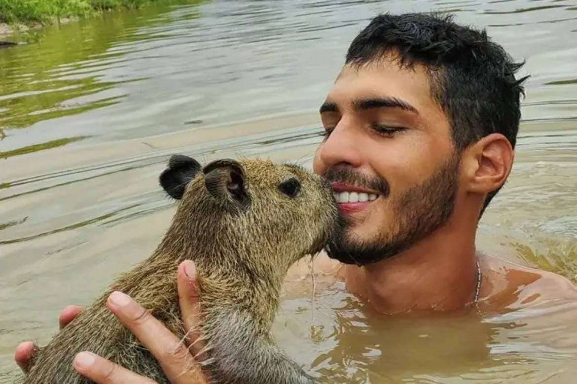 Agenor Tupinambá entrega capivara Filó ao Ibama em Manaus