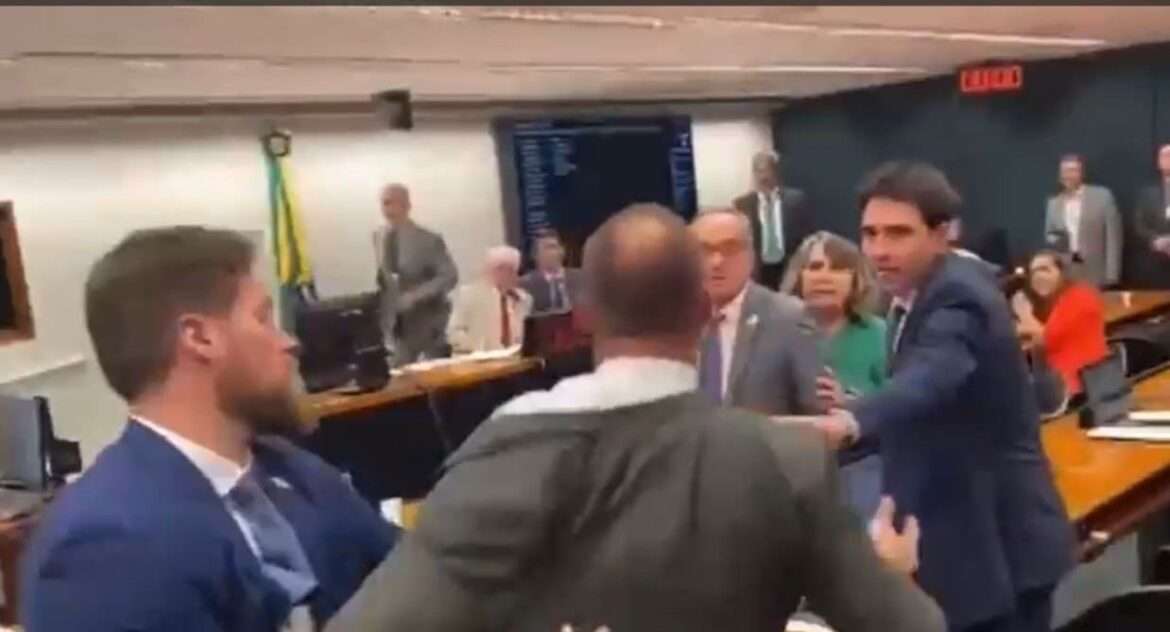 Deputado petista ironiza facada em Bolsonaro, e Eduardo rebate: 'Te enfio a mão na cara'