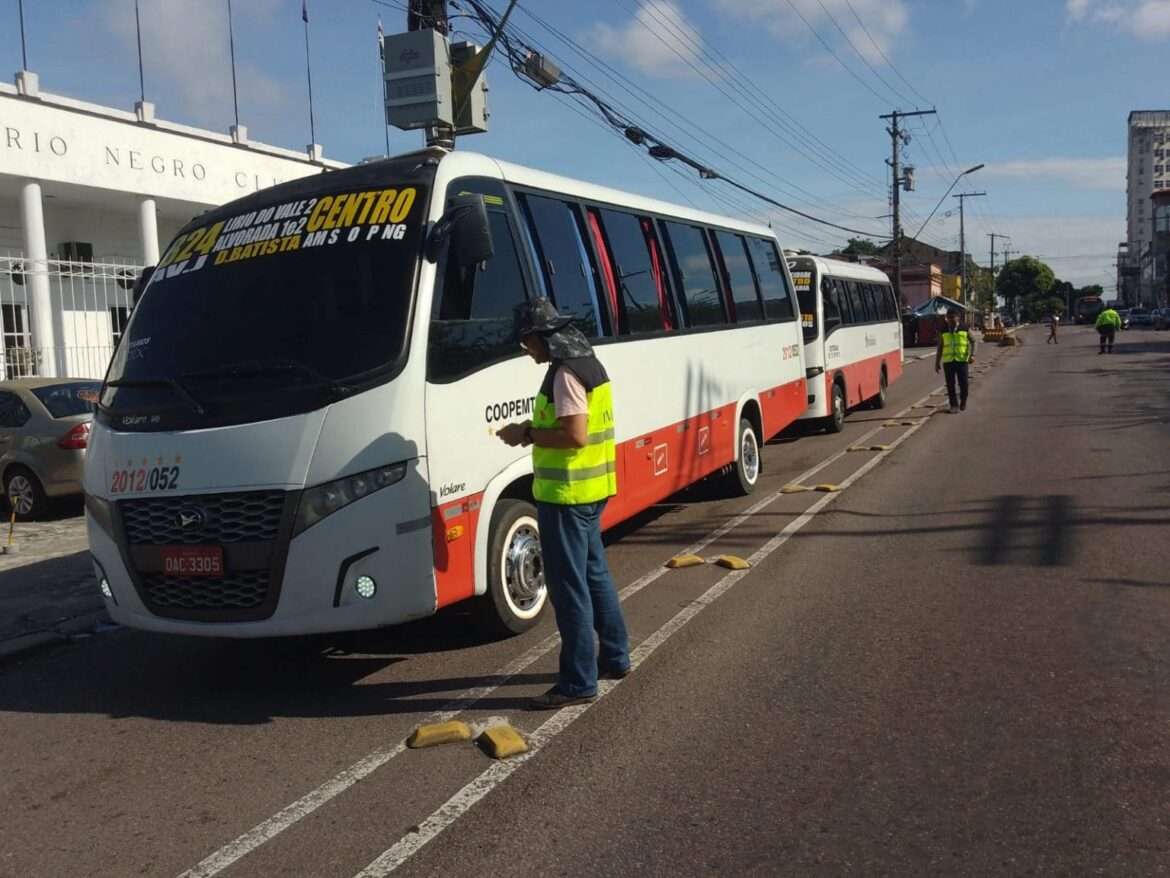 Micro-ônibus são alvos de fiscalização da prefeitura no centro comercial de Manaus