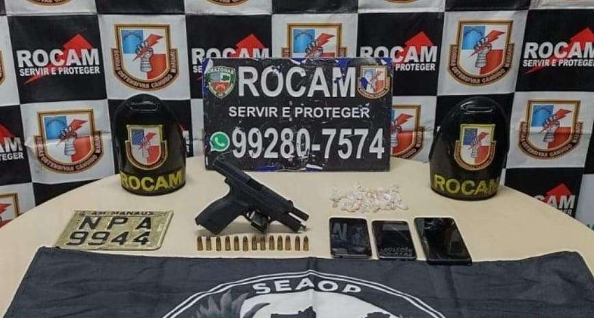 Homem é preso e adolescente apreendido com armas drogas e munições